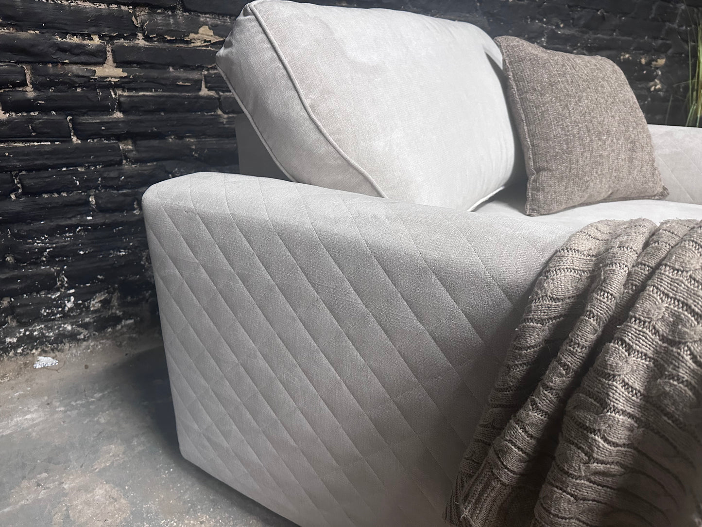 DFS Orka Love Seat